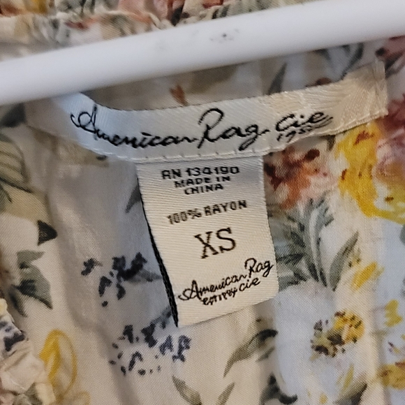 American Rag xs floral sleeveless top decorative stitching and buttons - Picture 2 of 6